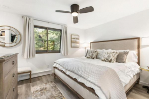 Designer 2 BR on River with Pool - Walk to Town!